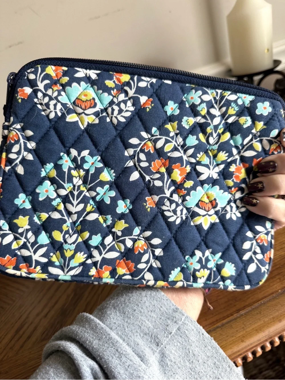🐭 Sale! Vera Bradley Chandelier Navy Floral Quilted padded Pouch for tablets EUC